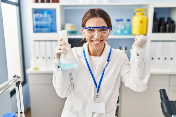 Νεαρή Μελαχρινή Γυναίκα Που Εργάζεται Στο Εργαστήριο Επιστήμονας Ουρλιάζοντας Υπερήφανη — Φωτογραφία Αρχείου