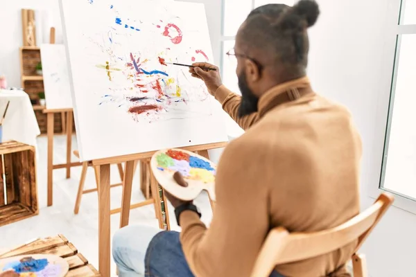 Arkaya Bakan Genç Afrikalı Amerikalı Ressam Sanat Stüdyosunda Resim Çiziyor — Stok fotoğraf
