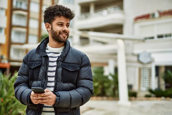 Młody Arabski Człowiek Pomocą Smartfona Odkryty Mieście — Zdjęcie stockowe