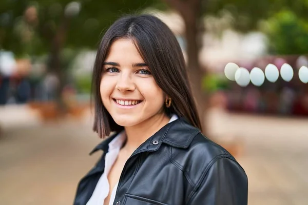 Молода Красива Іспаномовна Жінка Посміхається Впевнено Стоїть Парку — стокове фото
