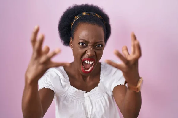 Pembe Arka Planda Kıvırcık Saçlı Afrikalı Kadın Öfkeyle Bağırıyor Elleri — Stok fotoğraf