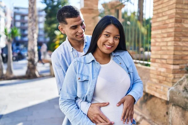 Joven Pareja Latina Esperando Bebé Abrazándose Pie Calle — Foto de Stock
