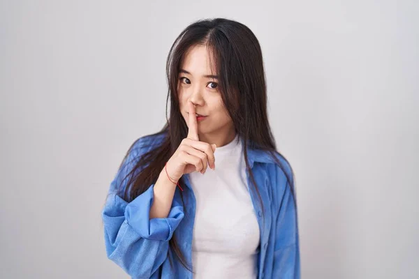 Young Chinese Woman Standing White Background Asking Quiet Finger Lips — Stock Photo, Image