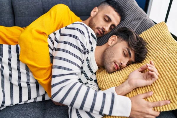 Evdeki Kanepede Uyuyan Iki Erkek Birbirine Sarılıyor — Stok fotoğraf