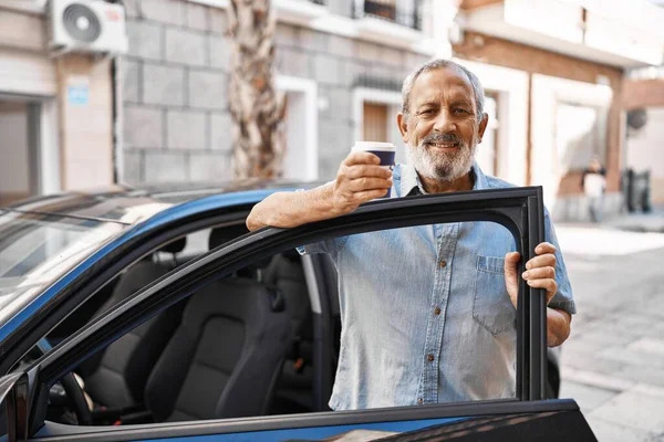 Senior Gråhårig Man Dricker Kaffe Stående Vid Bilen Gatan — Stockfoto