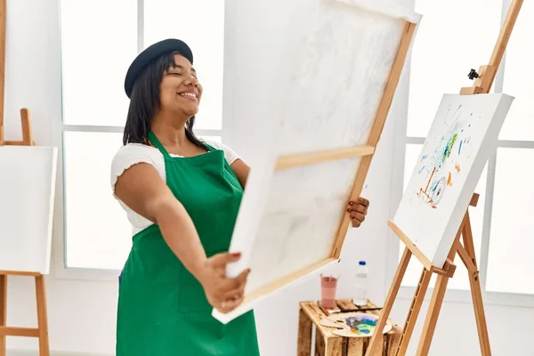 Hispanic Brunette Woman Holding Canvas Proud Painting Art Studio — Fotografia de Stock