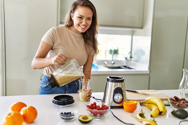 Young Beautiful Hispanic Woman Smiling Confident Pouring Vegetable Smoothie Glass —  Fotos de Stock
