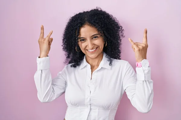 Hispanic Woman Curly Hair Standing Pink Background Shouting Crazy Expression — Stockfoto