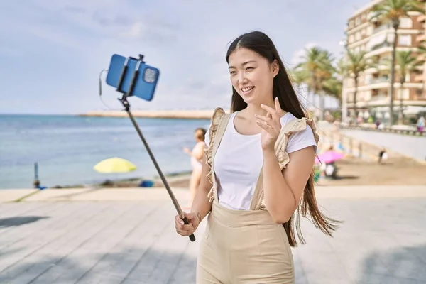 Gezinti Güvertesinde Akıllı Telefon Kullanan Genç Çinli Kız Mutlu Bir — Stok fotoğraf