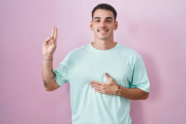 Yakışıklı Spanyol Adam Pembe Arka Planda Duruyor Gülümsüyor Elleri Göğsünde — Stok fotoğraf