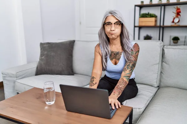 Grauhaarige Frau Mittleren Alters Mit Laptop Hause Die Mit Lustigem — Stockfoto