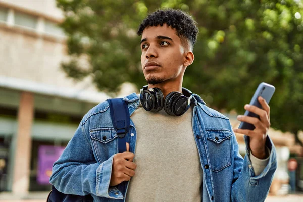 Hispanischer Junger Mann Nutzt Smartphone Auf Der Straße — Stockfoto