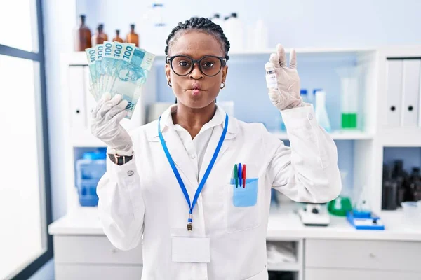 African Woman Braids Working Scientist Laboratory Holding Money Making Fish — ストック写真