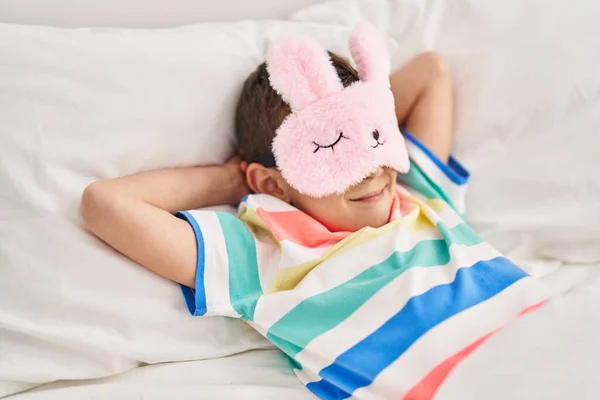 Yatak Odasındaki Uyku Maskesi Takan Sarışın Çocuk — Stok fotoğraf