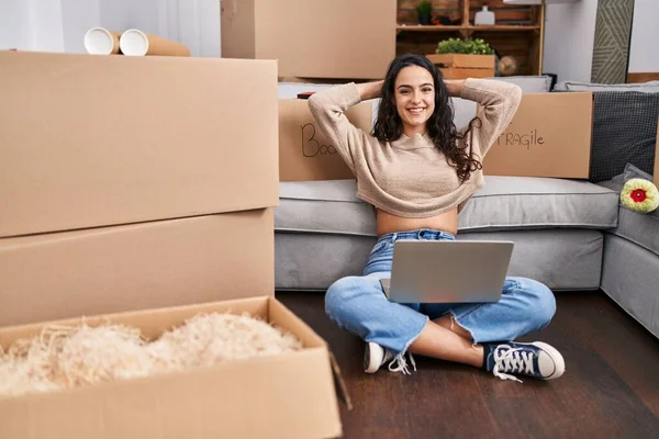 Jovem Hispânica Usando Laptop Sentado Chão Uma Nova Casa — Fotografia de Stock