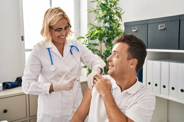 Middle Age Man Woman Doctor Patient Vaccinating Clinic — Stock Photo, Image