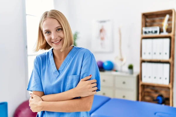 Young Caucasian Physiotherapist Woman Working Pain Recovery Clinic Happy Face — Photo