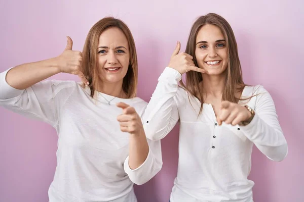 Middle Age Mother Young Daughter Standing Pink Background Smiling Doing — Stock Photo, Image
