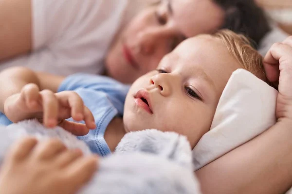 Anne Oğlu Yatakta Uyuyor Yatak Odasında Oyuncak Bebeklere Sarılıyorlar — Stok fotoğraf