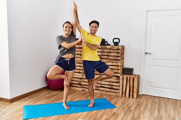 Man Woman Couple Smiling Confident Training Yoga Sport Center — Fotografia de Stock