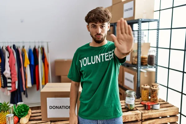Giovane Arabo Che Indossa Maglietta Volontaria Alle Donazioni Stand Facendo — Foto Stock