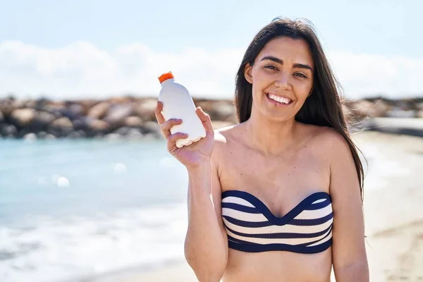 Jonge Spaanse Vrouw Draagt Bikini Staande Met Zonnebrandcrème Fles Aan — Stockfoto