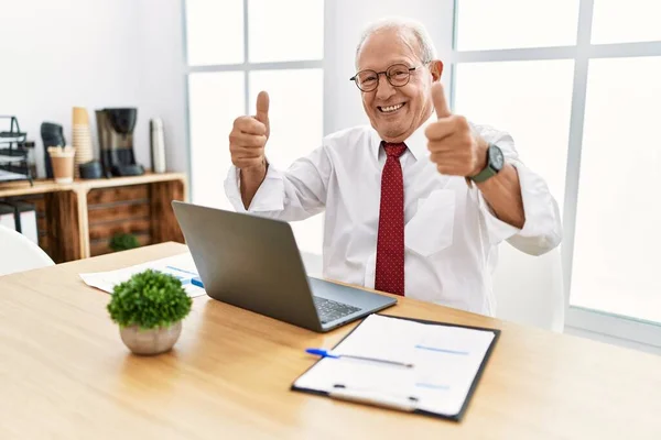 Senior Man Arbetar Kontoret Med Dator Laptop Godkännande Gör Positiv — Stockfoto