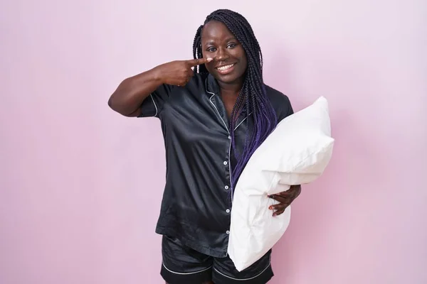 Jeune Femme Africaine Portant Pyjama Étreignant Oreiller Pointant Doigt Vers — Photo