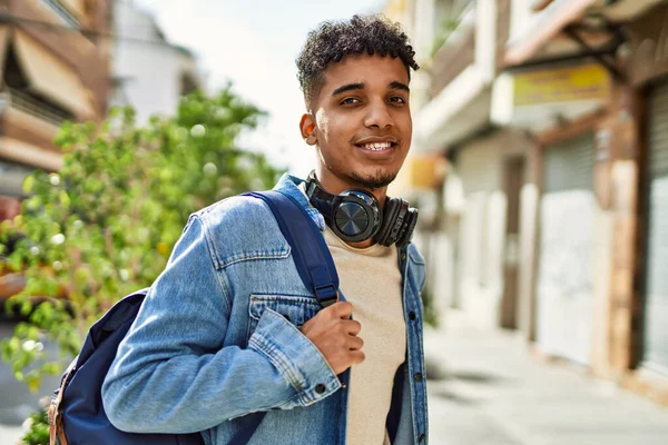 Hispanischer Junger Mann Lächelt Mit Kopfhörern Auf Der Straße — Stockfoto