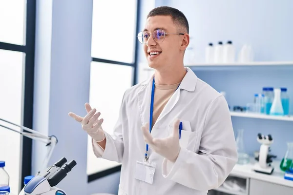 Jovem Cientista Hispânico Sorrindo Confiante Falando Laboratório — Fotografia de Stock