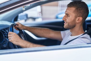 Sokakta kendine güvenen beyaz bir adam gülümsüyor.