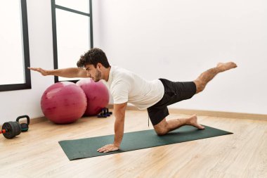 Genç İspanyol adam spor merkezinde geriniyor.