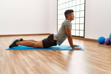 Genç İspanyol adam spor merkezinde geriniyor.