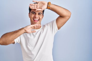 Mavi arka planda dikilen İspanyol adam gülümseyen, güler yüzlü, elleri havada dikizleme oyunu oynuyor. Şaşırdım ve çıktım. 