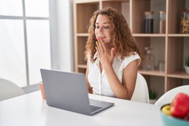 Evde işaret dili ile iletişim kuran güzel İspanyol bir kadın var.