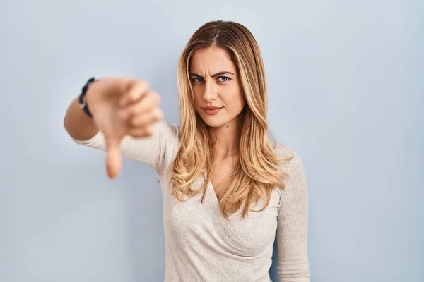 Young Blonde Woman Standing Isolated Background Looking Unhappy Angry Showing — Stock Photo, Image