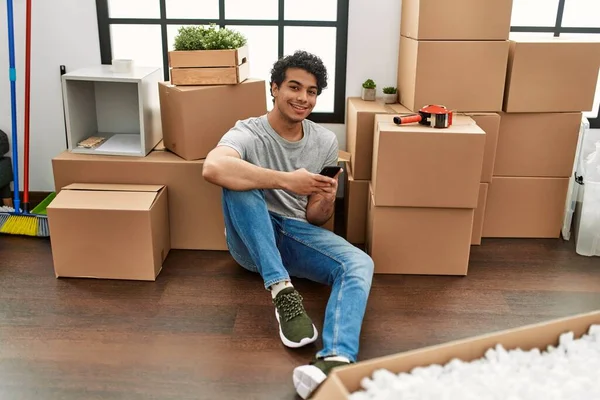 Mladý Hispánec Šťastně Usmívá Když Sedí Podlaze Novém Domově — Stock fotografie