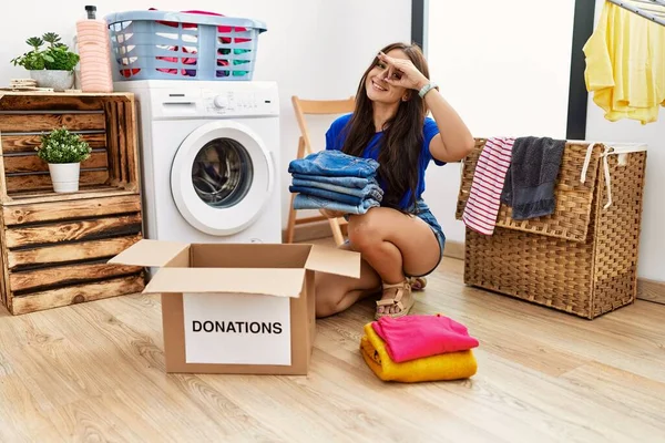 Junge Brünette Frau Legt Gebrauchte Kleidung Spendenbox Lächelnd Glücklich Tut — Stockfoto