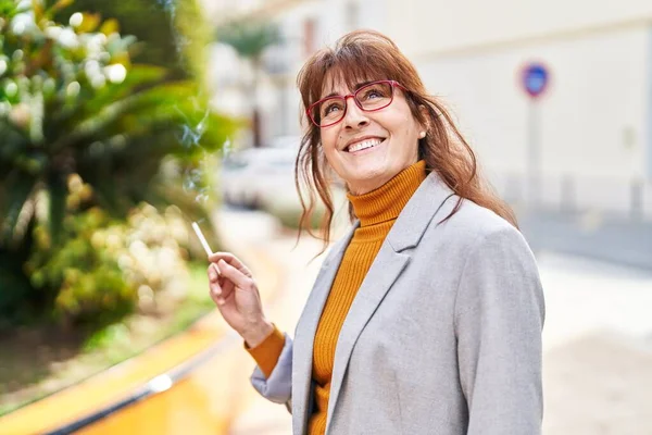Middle Age Woman Business Executive Smoking Cigarette Park — Stockfoto