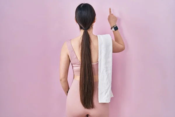 Čínská Mladá Žena Sobě Sportovní Oblečení Ručník Pózování Pozpátku Ukazuje — Stock fotografie