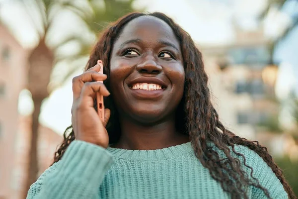 Mladá Africká Žena Šťastně Usmívá Mluvit Telefonu Městě — Stock fotografie