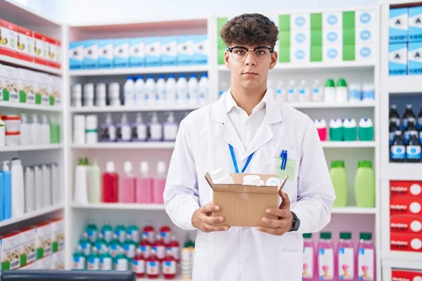 Adolescente Hispano Trabajando Farmacia Caja Espera Con Pastillas Pensando Actitud — Foto de Stock