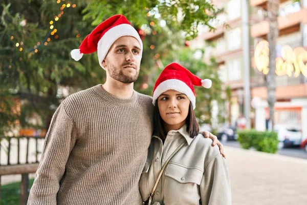 Hombre Mujer Pareja Vistiendo Sombrero Navidad Abrazándose Parque —  Fotos de Stock