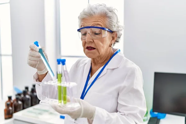 Ältere Grauhaarige Frau Wissenschaftleruniform Hält Reagenzgläser Labor — Stockfoto