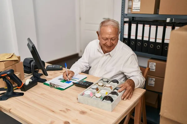 Senior Man Ecommerce Business Worker Writing Clipboard Office — Stockfoto