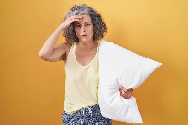 白髪の中年女性は ピジャマを身に着けている巨大な枕を心配し 額に手で問題について強調 神経と危機への不安 — ストック写真
