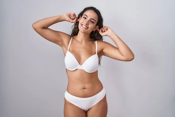 Ung Latinamerikansk Kvinna Klädd Vita Underkläder Leende Dra Öronen Med — Stockfoto