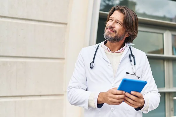 Médico Hombre Mediana Edad Sonriendo Confiado Usando Touchpad Hospital — Foto de Stock