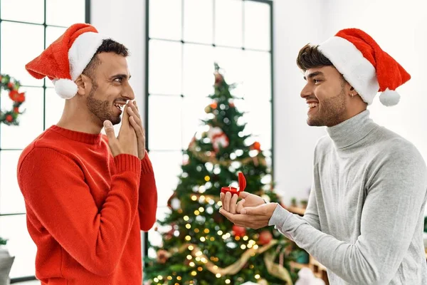 Dos Hombres Hispanos Sorprenden Con Anillo Compromiso Junto Árbol Navidad — Foto de Stock