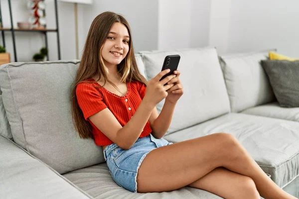 Menina Adorável Sorrindo Confiante Usando Smartphone Casa — Fotografia de Stock